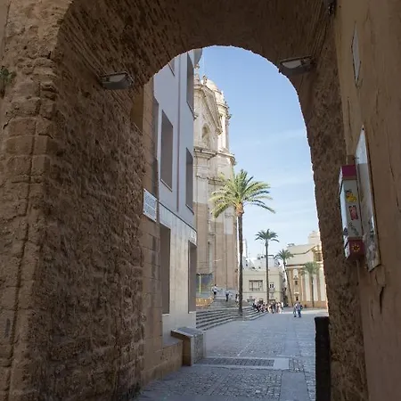 Arco Junto A La Catedral De Apartman Cádiz